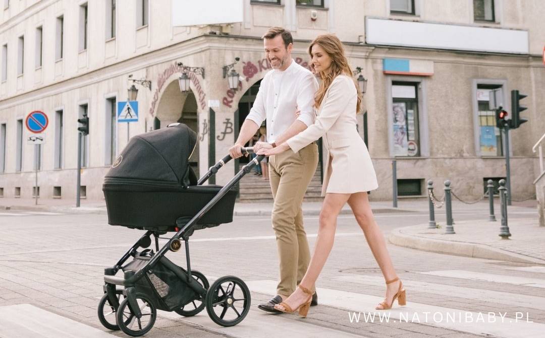FAQ – Wózki Natoni: Modele, Funkcjonalność i Dlaczego Warto Wybrać Dadi-Shop – Rodzina spacerująca po mieście z wózkiem Natoni